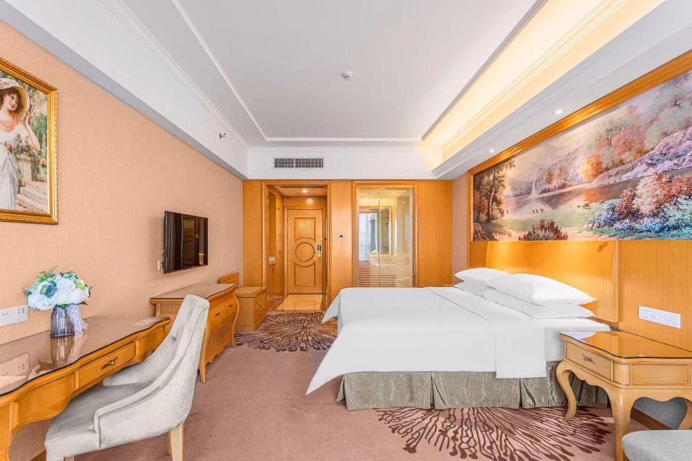 Vienna Hotel Foshan Airport Bagian luar foto