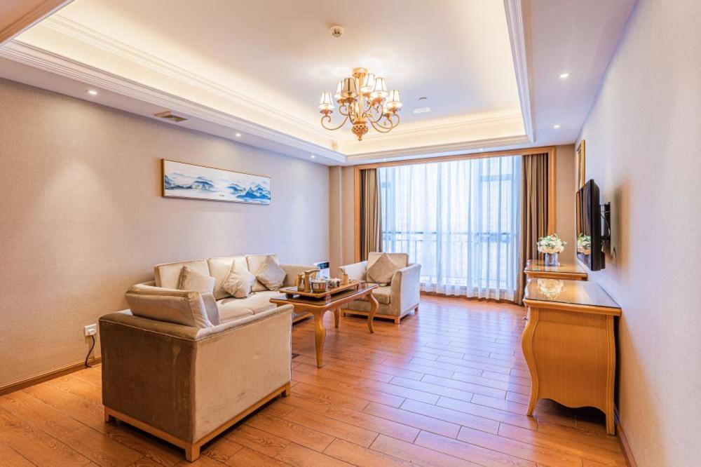 Vienna Hotel Foshan Airport Bagian luar foto