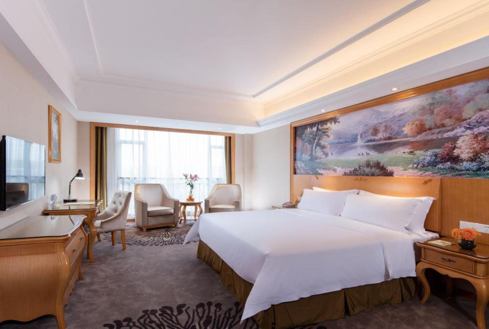 Vienna Hotel Foshan Airport Bagian luar foto