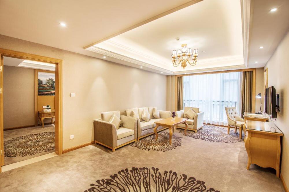Vienna Hotel Foshan Airport Bagian luar foto